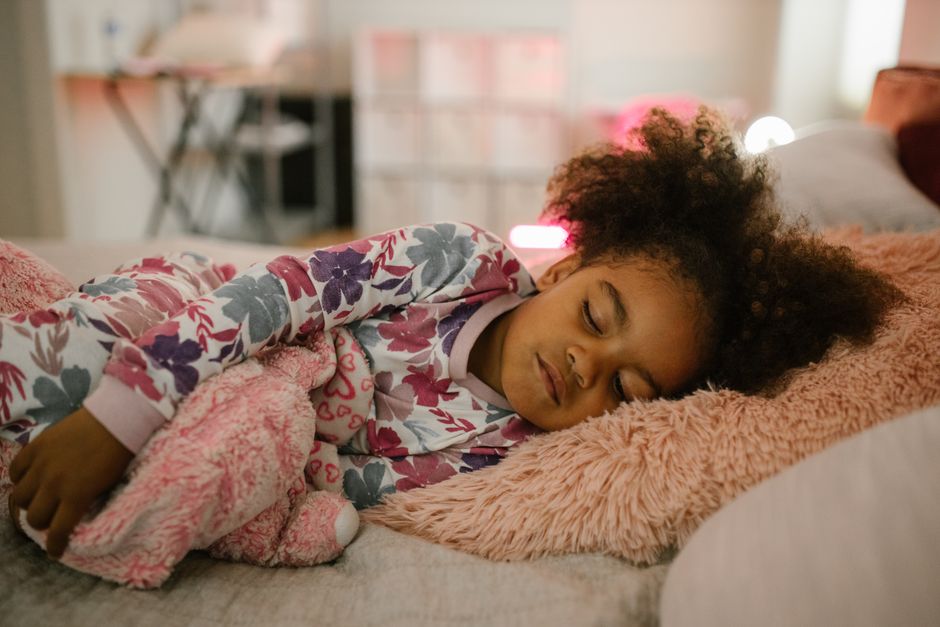 O drama de ir dormir: 5 ajustes na rotina noturna que realmente funcionam para crianças com TDAH.