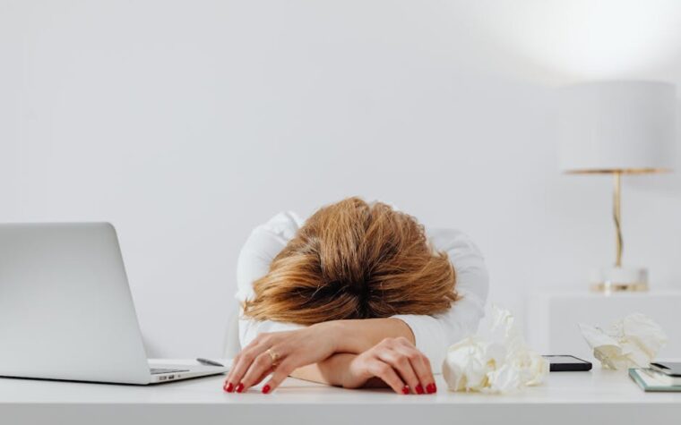 Carga mental e burnout parental: Você não é uma mãe ruim por estar exausta. O que fazer quando o limite chega.