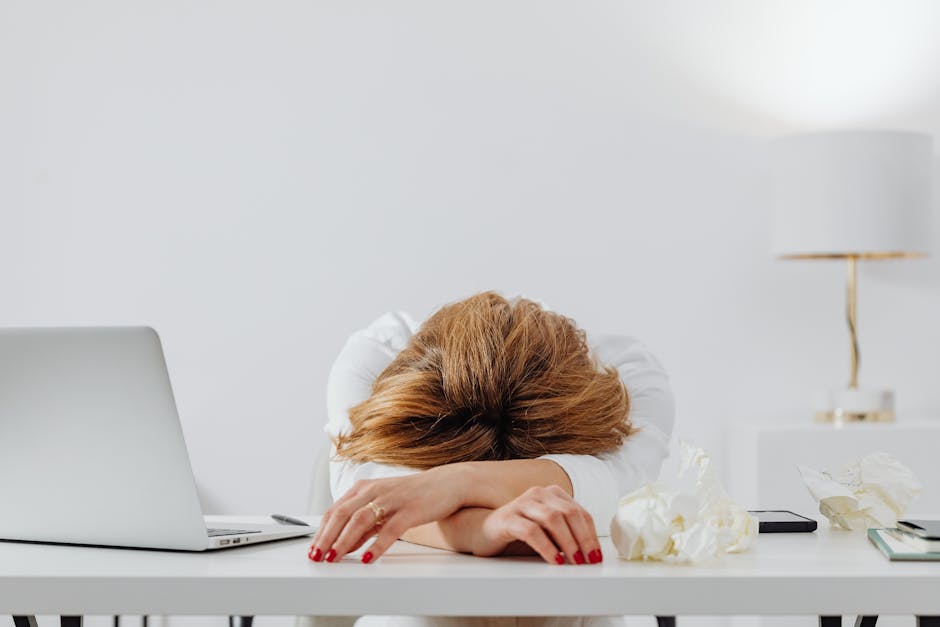 Carga mental e burnout parental: Você não é uma mãe ruim por estar exausta. O que fazer quando o limite chega.