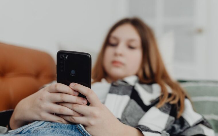 Telas e dopamina: As novas evidências científicas sobre quanto tempo é realmente tóxico para a atenção deles.