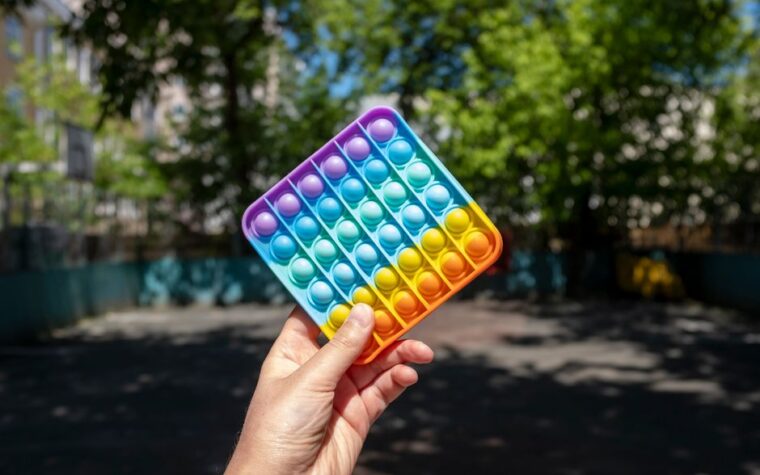 Fidget toys caseiros ansiedade: mochila emocional do seu filho