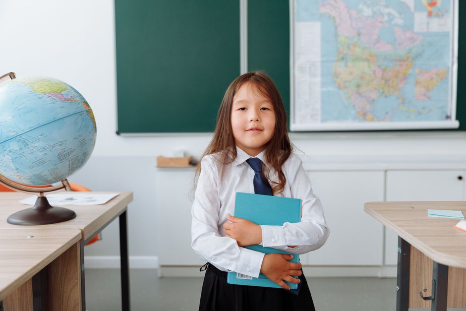 Adaptação escolar: Como conversar com a professora para garantir suporte (PEI) sem estigmatizar a criança.
